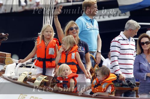 Amsterdam 21 augustus 2010
Prins Willem Alkexander met de groende Draeck bij sail. Prinses Maxima Prinses Amalia Ariane en Alexia zijn er ook bij. Ook is er een kindermeisje bij. Ze voeren onder begeleiding van meerdere politie boten
Peter Smulders bv