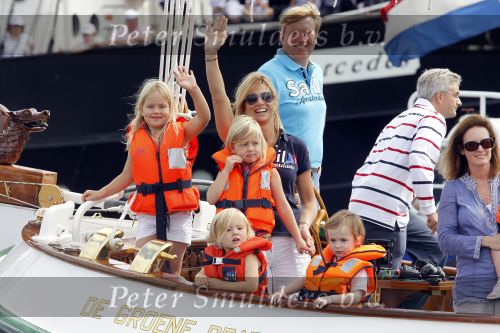 Amsterdam 21 augustus 2010
Prins Willem Alkexander met de groende Draeck bij sail. Prinses Maxima Prinses Amalia Ariane en Alexia zijn er ook bij. Ook is er een kindermeisje bij. Ze voeren onder begeleiding van meerdere politie boten
Peter Smulders bv