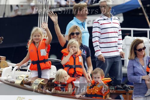 Amsterdam 21 augustus 2010
Prins Willem Alkexander met de groende Draeck bij sail. Prinses Maxima Prinses Amalia Ariane en Alexia zijn er ook bij. Ook is er een kindermeisje bij. Ze voeren onder begeleiding van meerdere politie boten
Peter Smulders bv