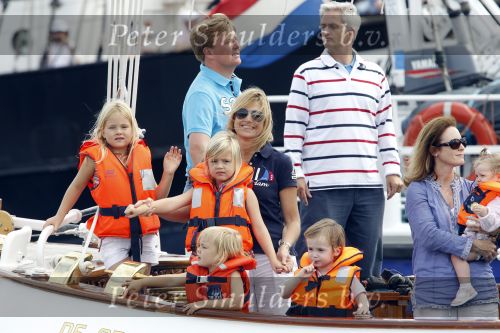 Amsterdam 21 augustus 2010
Prins Willem Alkexander met de groende Draeck bij sail. Prinses Maxima Prinses Amalia Ariane en Alexia zijn er ook bij. Ook is er een kindermeisje bij. Ze voeren onder begeleiding van meerdere politie boten
Peter Smulders bv