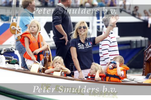 Amsterdam 21 augustus 2010
Prins Willem Alkexander met de groende Draeck bij sail. Prinses Maxima Prinses Amalia Ariane en Alexia zijn er ook bij. Ook is er een kindermeisje bij. Ze voeren onder begeleiding van meerdere politie boten
Peter Smulders bv