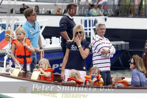 Amsterdam 21 augustus 2010
Prins Willem Alkexander met de groende Draeck bij sail. Prinses Maxima Prinses Amalia Ariane en Alexia zijn er ook bij. Ook is er een kindermeisje bij. Ze voeren onder begeleiding van meerdere politie boten
Peter Smulders bv
