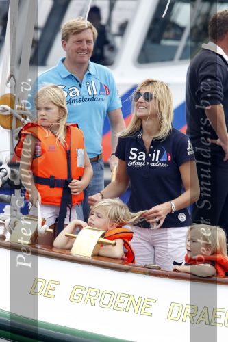 Amsterdam 21 augustus 2010
Prins Willem Alkexander met de groende Draeck bij sail. Prinses Maxima Prinses Amalia Ariane en Alexia zijn er ook bij. Ook is er een kindermeisje bij. Ze voeren onder begeleiding van meerdere politie boten
Peter Smulders bv