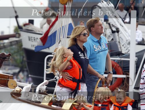 Amsterdam 21 augustus 2010
Prins Willem Alkexander met de groende Draeck bij sail. Prinses Maxima Prinses Amalia Ariane en Alexia zijn er ook bij. Ook is er een kindermeisje bij. Ze voeren onder begeleiding van meerdere politie boten
Peter Smulders bv