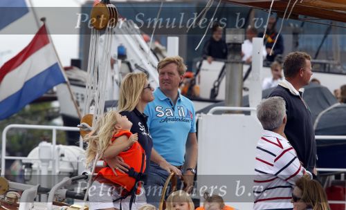 Amsterdam 21 augustus 2010
Prins Willem Alkexander met de groende Draeck bij sail. Prinses Maxima Prinses Amalia Ariane en Alexia zijn er ook bij. Ook is er een kindermeisje bij. Ze voeren onder begeleiding van meerdere politie boten
Peter Smulders bv