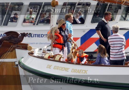 Amsterdam 21 augustus 2010
Prins Willem Alkexander met de groende Draeck bij sail. Prinses Maxima Prinses Amalia Ariane en Alexia zijn er ook bij. Ook is er een kindermeisje bij. Ze voeren onder begeleiding van meerdere politie boten
Peter Smulders bv
