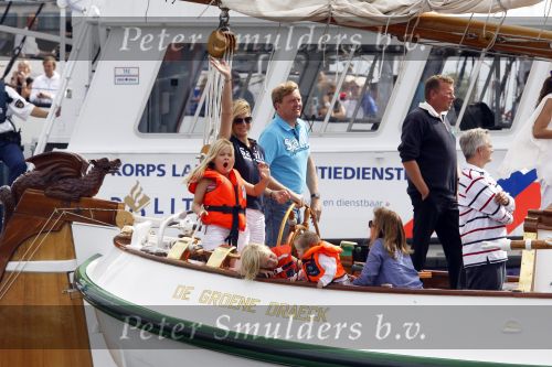Amsterdam 21 augustus 2010
Prins Willem Alkexander met de groende Draeck bij sail. Prinses Maxima Prinses Amalia Ariane en Alexia zijn er ook bij. Ook is er een kindermeisje bij. Ze voeren onder begeleiding van meerdere politie boten
Peter Smulders bv