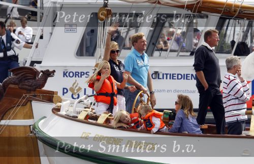 Amsterdam 21 augustus 2010
Prins Willem Alkexander met de groende Draeck bij sail. Prinses Maxima Prinses Amalia Ariane en Alexia zijn er ook bij. Ook is er een kindermeisje bij. Ze voeren onder begeleiding van meerdere politie boten
Peter Smulders bv