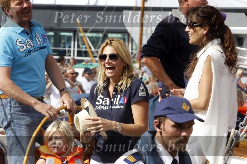 Amsterdam 21 augustus 2010
Prins Willem Alkexander met de groende Draeck bij sail. Prinses Maxima Prinses Amalia Ariane en Alexia zijn er ook bij. Ook is er een kindermeisje bij. Ze voeren onder begeleiding van meerdere politie boten
Peter Smulders bv
