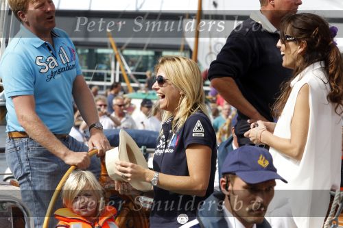 Amsterdam 21 augustus 2010
Prins Willem Alkexander met de groende Draeck bij sail. Prinses Maxima Prinses Amalia Ariane en Alexia zijn er ook bij. Ook is er een kindermeisje bij. Ze voeren onder begeleiding van meerdere politie boten
Peter Smulders bv