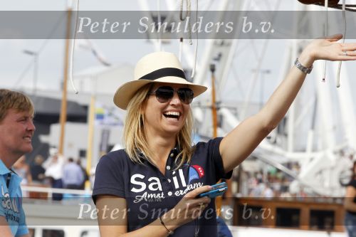 Amsterdam 21 augustus 2010
Prins Willem Alkexander met de groende Draeck bij sail. Prinses Maxima Prinses Amalia Ariane en Alexia zijn er ook bij. Ook is er een kindermeisje bij. Ze voeren onder begeleiding van meerdere politie boten
Peter Smulders bv