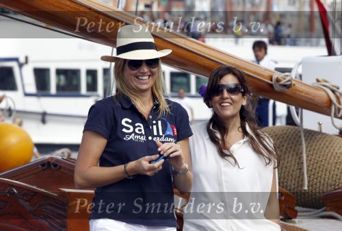 Amsterdam 21 augustus 2010
Prins Willem Alkexander met de groende Draeck bij sail. Prinses Maxima Prinses Amalia Ariane en Alexia zijn er ook bij. Ook is er een kindermeisje bij. Ze voeren onder begeleiding van meerdere politie boten
Peter Smulders bv