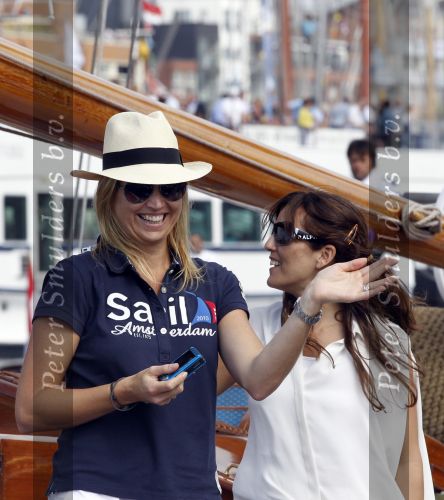 Amsterdam 21 augustus 2010
Prins Willem Alkexander met de groende Draeck bij sail. Prinses Maxima Prinses Amalia Ariane en Alexia zijn er ook bij. Ook is er een kindermeisje bij. Ze voeren onder begeleiding van meerdere politie boten
Peter Smulders bv