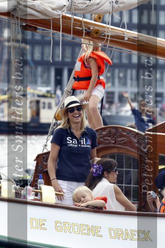 Amsterdam 21 augustus 2010
Prins Willem Alkexander met de groende Draeck bij sail. Prinses Maxima Prinses Amalia Ariane en Alexia zijn er ook bij. Ook is er een kindermeisje bij. Ze voeren onder begeleiding van meerdere politie boten
Peter Smulders bv