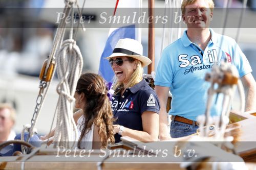 Amsterdam 21 augustus 2010
Prins Willem Alkexander met de groende Draeck bij sail. Prinses Maxima Prinses Amalia Ariane en Alexia zijn er ook bij. Ook is er een kindermeisje bij. Ze voeren onder begeleiding van meerdere politie boten
Peter Smulders bv