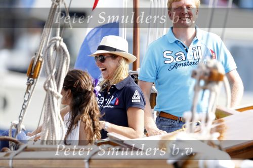 Amsterdam 21 augustus 2010
Prins Willem Alkexander met de groende Draeck bij sail. Prinses Maxima Prinses Amalia Ariane en Alexia zijn er ook bij. Ook is er een kindermeisje bij. Ze voeren onder begeleiding van meerdere politie boten
Peter Smulders bv