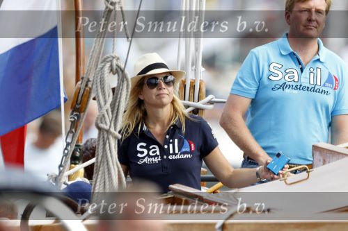 Amsterdam 21 augustus 2010
Prins Willem Alkexander met de groende Draeck bij sail. Prinses Maxima Prinses Amalia Ariane en Alexia zijn er ook bij. Ook is er een kindermeisje bij. Ze voeren onder begeleiding van meerdere politie boten
Peter Smulders bv