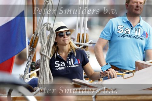Amsterdam 21 augustus 2010
Prins Willem Alkexander met de groende Draeck bij sail. Prinses Maxima Prinses Amalia Ariane en Alexia zijn er ook bij. Ook is er een kindermeisje bij. Ze voeren onder begeleiding van meerdere politie boten
Peter Smulders bv