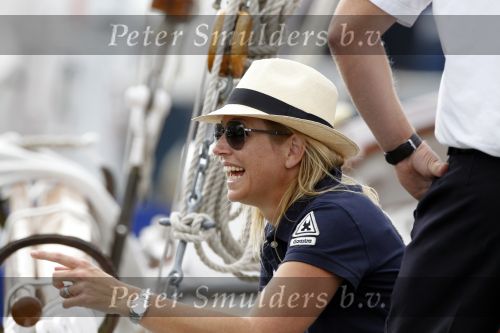 Amsterdam 21 augustus 2010
Prins Willem Alkexander met de groende Draeck bij sail. Prinses Maxima Prinses Amalia Ariane en Alexia zijn er ook bij. Ook is er een kindermeisje bij. Ze voeren onder begeleiding van meerdere politie boten
Peter Smulders bv