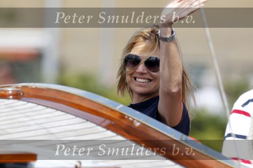 Amsterdam 21 augustus 2010
Prins Willem Alkexander met de groende Draeck bij sail. Prinses Maxima Prinses Amalia Ariane en Alexia zijn er ook bij. Ook is er een kindermeisje bij. Ze voeren onder begeleiding van meerdere politie boten
Peter Smulders bv