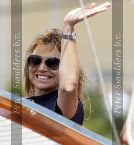 Amsterdam 21 augustus 2010
Prins Willem Alkexander met de groende Draeck bij sail. Prinses Maxima Prinses Amalia Ariane en Alexia zijn er ook bij. Ook is er een kindermeisje bij. Ze voeren onder begeleiding van meerdere politie boten
Peter Smulders bv