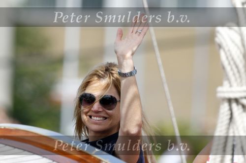Amsterdam 21 augustus 2010
Prins Willem Alkexander met de groende Draeck bij sail. Prinses Maxima Prinses Amalia Ariane en Alexia zijn er ook bij. Ook is er een kindermeisje bij. Ze voeren onder begeleiding van meerdere politie boten
Peter Smulders bv