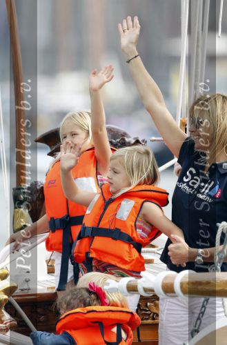 Amsterdam 21 augustus 2010
Prins Willem Alkexander met de groende Draeck bij sail. Prinses Maxima Prinses Amalia Ariane en Alexia zijn er ook bij. Ook is er een kindermeisje bij. Ze voeren onder begeleiding van meerdere politie boten
Peter Smulders bv