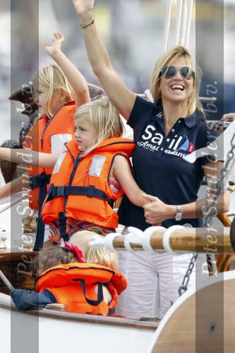 Amsterdam 21 augustus 2010
Prins Willem Alkexander met de groende Draeck bij sail. Prinses Maxima Prinses Amalia Ariane en Alexia zijn er ook bij. Ook is er een kindermeisje bij. Ze voeren onder begeleiding van meerdere politie boten
Peter Smulders bv