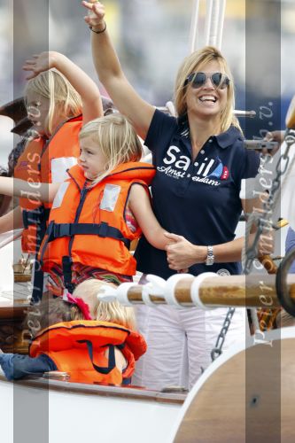 Amsterdam 21 augustus 2010
Prins Willem Alkexander met de groende Draeck bij sail. Prinses Maxima Prinses Amalia Ariane en Alexia zijn er ook bij. Ook is er een kindermeisje bij. Ze voeren onder begeleiding van meerdere politie boten
Peter Smulders bv