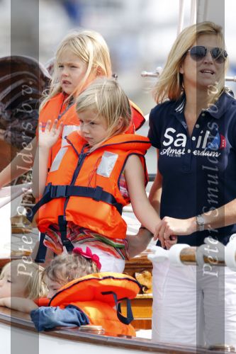 Amsterdam 21 augustus 2010
Prins Willem Alkexander met de groende Draeck bij sail. Prinses Maxima Prinses Amalia Ariane en Alexia zijn er ook bij. Ook is er een kindermeisje bij. Ze voeren onder begeleiding van meerdere politie boten
Peter Smulders bv