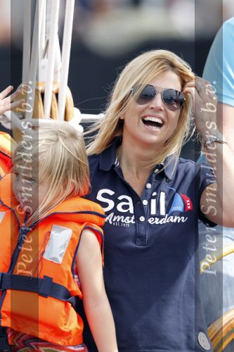 Amsterdam 21 augustus 2010
Prins Willem Alkexander met de groende Draeck bij sail. Prinses Maxima Prinses Amalia Ariane en Alexia zijn er ook bij. Ook is er een kindermeisje bij. Ze voeren onder begeleiding van meerdere politie boten
Peter Smulders bv