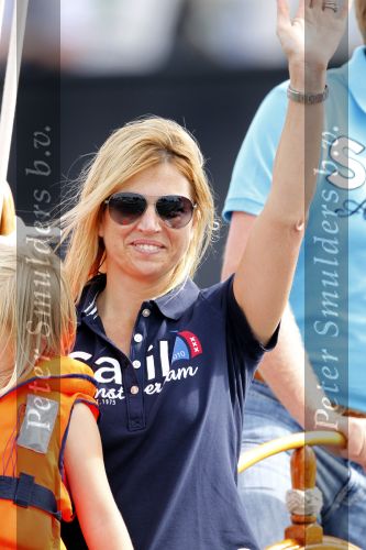 Amsterdam 21 augustus 2010
Prins Willem Alkexander met de groende Draeck bij sail. Prinses Maxima Prinses Amalia Ariane en Alexia zijn er ook bij. Ook is er een kindermeisje bij. Ze voeren onder begeleiding van meerdere politie boten
Peter Smulders bv