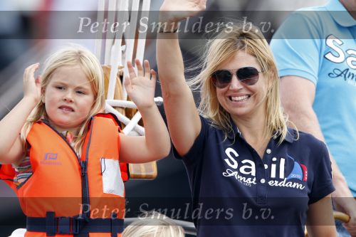 Amsterdam 21 augustus 2010
Prins Willem Alkexander met de groende Draeck bij sail. Prinses Maxima Prinses Amalia Ariane en Alexia zijn er ook bij. Ook is er een kindermeisje bij. Ze voeren onder begeleiding van meerdere politie boten
Peter Smulders bv