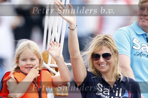 Amsterdam 21 augustus 2010
Prins Willem Alkexander met de groende Draeck bij sail. Prinses Maxima Prinses Amalia Ariane en Alexia zijn er ook bij. Ook is er een kindermeisje bij. Ze voeren onder begeleiding van meerdere politie boten
Peter Smulders bv