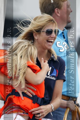 Amsterdam 21 augustus 2010
Prins Willem Alkexander met de groende Draeck bij sail. Prinses Maxima Prinses Amalia Ariane en Alexia zijn er ook bij. Ook is er een kindermeisje bij. Ze voeren onder begeleiding van meerdere politie boten
Peter Smulders bv