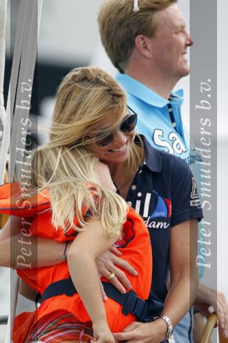 Amsterdam 21 augustus 2010
Prins Willem Alkexander met de groende Draeck bij sail. Prinses Maxima Prinses Amalia Ariane en Alexia zijn er ook bij. Ook is er een kindermeisje bij. Ze voeren onder begeleiding van meerdere politie boten
Peter Smulders bv