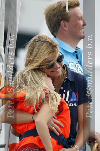 Amsterdam 21 augustus 2010
Prins Willem Alkexander met de groende Draeck bij sail. Prinses Maxima Prinses Amalia Ariane en Alexia zijn er ook bij. Ook is er een kindermeisje bij. Ze voeren onder begeleiding van meerdere politie boten
Peter Smulders bv