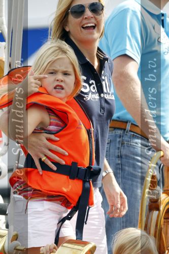 Amsterdam 21 augustus 2010
Prins Willem Alkexander met de groende Draeck bij sail. Prinses Maxima Prinses Amalia Ariane en Alexia zijn er ook bij. Ook is er een kindermeisje bij. Ze voeren onder begeleiding van meerdere politie boten
Peter Smulders bv