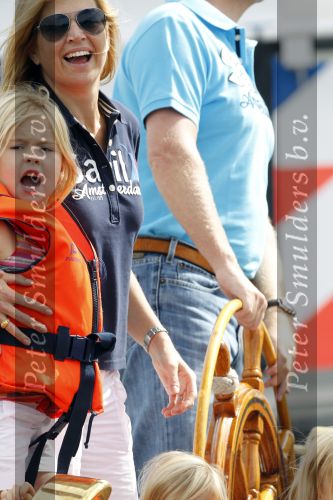 Amsterdam 21 augustus 2010
Prins Willem Alkexander met de groende Draeck bij sail. Prinses Maxima Prinses Amalia Ariane en Alexia zijn er ook bij. Ook is er een kindermeisje bij. Ze voeren onder begeleiding van meerdere politie boten
Peter Smulders bv