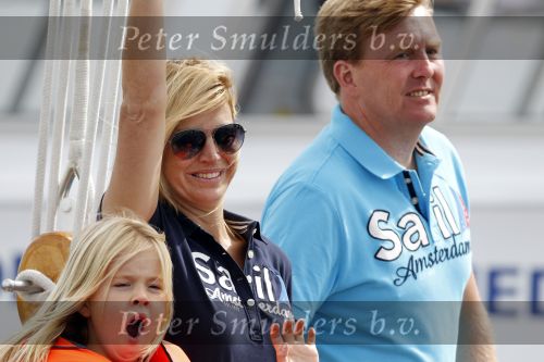Amsterdam 21 augustus 2010
Prins Willem Alkexander met de groende Draeck bij sail. Prinses Maxima Prinses Amalia Ariane en Alexia zijn er ook bij. Ook is er een kindermeisje bij. Ze voeren onder begeleiding van meerdere politie boten
Peter Smulders bv