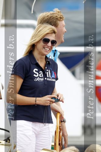 Amsterdam 21 augustus 2010
Prins Willem Alkexander met de groende Draeck bij sail. Prinses Maxima Prinses Amalia Ariane en Alexia zijn er ook bij. Ook is er een kindermeisje bij. Ze voeren onder begeleiding van meerdere politie boten
Peter Smulders bv