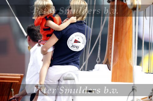 Amsterdam 21 augustus 2010
Prins Willem Alkexander met de groende Draeck bij sail. Prinses Maxima Prinses Amalia Ariane en Alexia zijn er ook bij. Ook is er een kindermeisje bij. Ze voeren onder begeleiding van meerdere politie boten
Peter Smulders bv