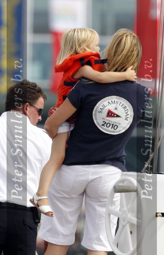 Amsterdam 21 augustus 2010
Prins Willem Alkexander met de groende Draeck bij sail. Prinses Maxima Prinses Amalia Ariane en Alexia zijn er ook bij. Ook is er een kindermeisje bij. Ze voeren onder begeleiding van meerdere politie boten
Peter Smulders bv