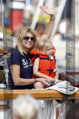 Amsterdam 21 augustus 2010
Prins Willem Alkexander met de groende Draeck bij sail. Prinses Maxima Prinses Amalia Ariane en Alexia zijn er ook bij. Ook is er een kindermeisje bij. Ze voeren onder begeleiding van meerdere politie boten
Peter Smulders bv