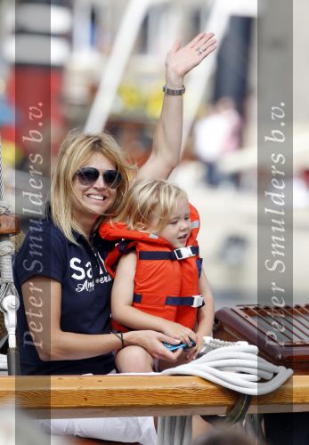 Amsterdam 21 augustus 2010
Prins Willem Alkexander met de groende Draeck bij sail. Prinses Maxima Prinses Amalia Ariane en Alexia zijn er ook bij. Ook is er een kindermeisje bij. Ze voeren onder begeleiding van meerdere politie boten
Peter Smulders bv