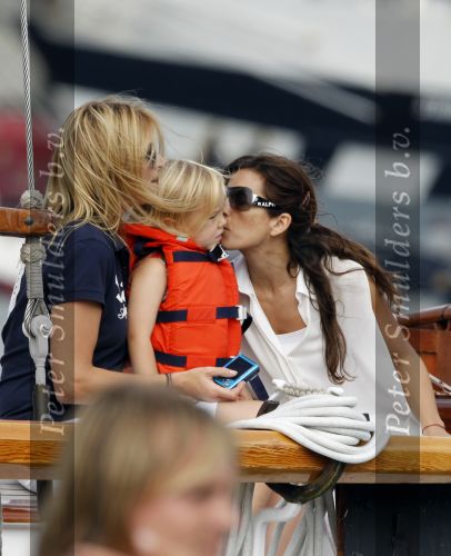 Amsterdam 21 augustus 2010
Prins Willem Alkexander met de groende Draeck bij sail. Prinses Maxima Prinses Amalia Ariane en Alexia zijn er ook bij. Ook is er een kindermeisje bij. Ze voeren onder begeleiding van meerdere politie boten
Peter Smulders bv
