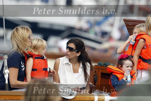 Amsterdam 21 augustus 2010
Prins Willem Alkexander met de groende Draeck bij sail. Prinses Maxima Prinses Amalia Ariane en Alexia zijn er ook bij. Ook is er een kindermeisje bij. Ze voeren onder begeleiding van meerdere politie boten
Peter Smulders bv