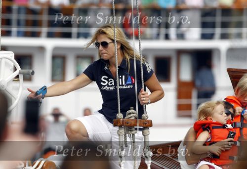Amsterdam 21 augustus 2010
Prins Willem Alkexander met de groende Draeck bij sail. Prinses Maxima Prinses Amalia Ariane en Alexia zijn er ook bij. Ook is er een kindermeisje bij. Ze voeren onder begeleiding van meerdere politie boten
Peter Smulders bv