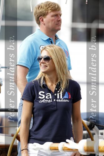 Amsterdam 21 augustus 2010
Prins Willem Alkexander met de groende Draeck bij sail. Prinses Maxima Prinses Amalia Ariane en Alexia zijn er ook bij. Ook is er een kindermeisje bij. Ze voeren onder begeleiding van meerdere politie boten
Peter Smulders bv