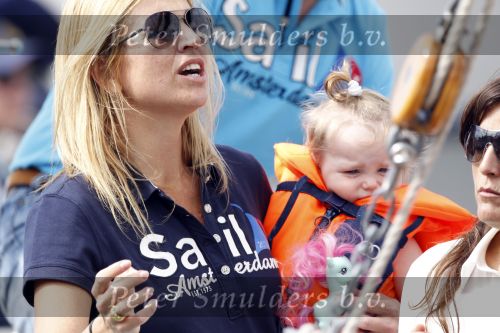 Amsterdam 21 augustus 2010
Prins Willem Alkexander met de groende Draeck bij sail. Prinses Maxima Prinses Amalia Ariane en Alexia zijn er ook bij. Ook is er een kindermeisje bij. Ze voeren onder begeleiding van meerdere politie boten
Peter Smulders bv